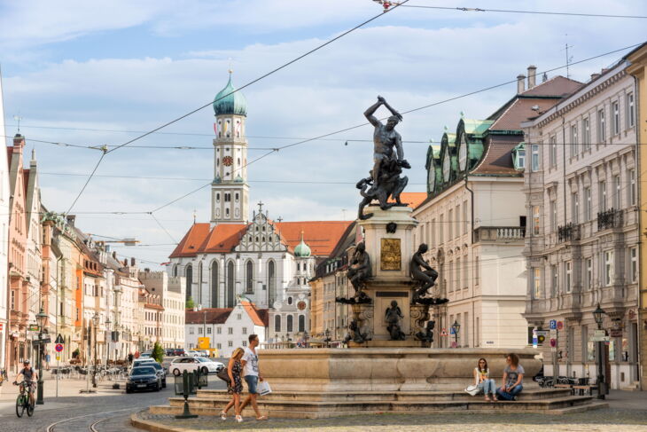 Maximilianstraße mit Prachtbrunnen